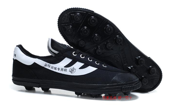 Обувки за футбол -няколко модела за мъже, жени и деца - момчета и момичета