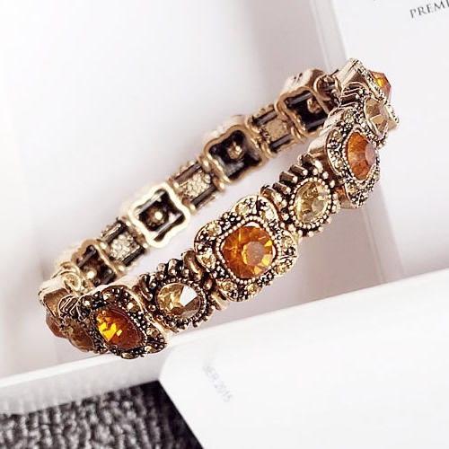 Γυναικεία βραχιόλια με πέτρες - πέντε μοντέλα.