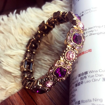 Γυναικεία βραχιόλια με πέτρες - πέντε μοντέλα.