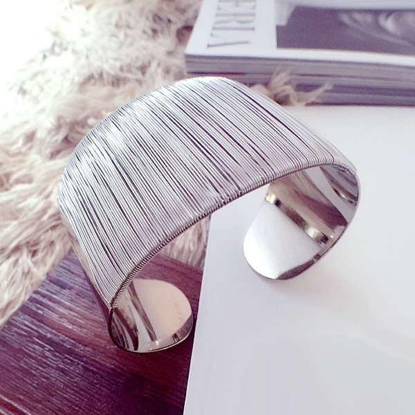 Дамска гривна сребрист цвят