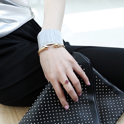 Дамска гривна сребрист цвят