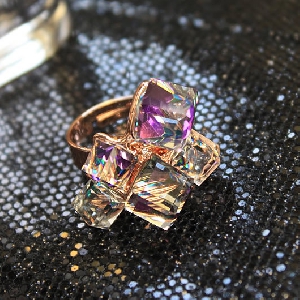 Дамски кристален пръстен в златист цвят - 1 модел