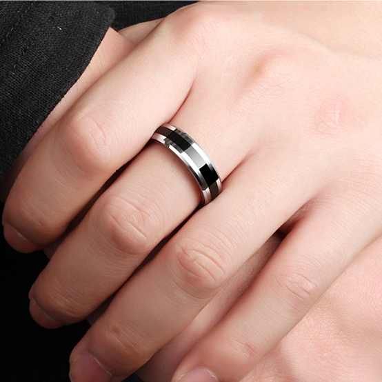 Черни мъжки пръстени изработени от стомана 