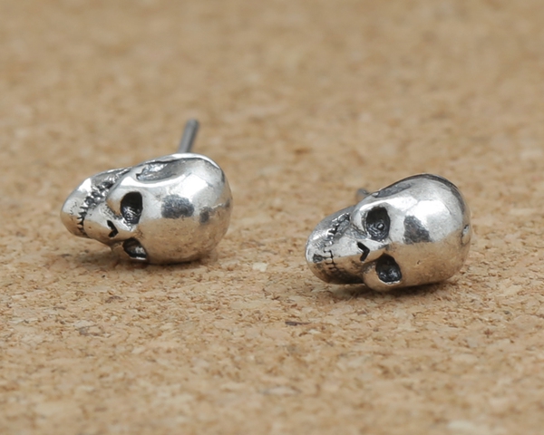 Μαύρα ανδρικά ασημένια σκουλαρίκια κρανίων