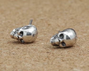 Мъжки  обеци  с форма на черепи 
