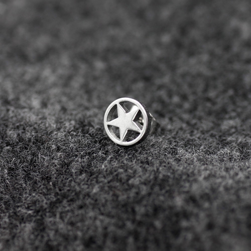 Ανδρικά σκουλαρίκια σε μαύρο και άσπρο - 15 μοντέλα