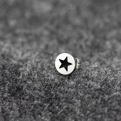 Ανδρικά σκουλαρίκια σε μαύρο και άσπρο - 15 μοντέλα