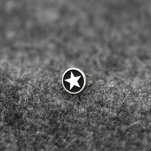 Ανδρικά σκουλαρίκια σε μαύρο και άσπρο - 15 μοντέλα