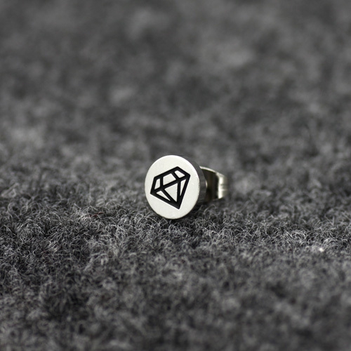 Ανδρικά σκουλαρίκια σε μαύρο και άσπρο - 15 μοντέλα