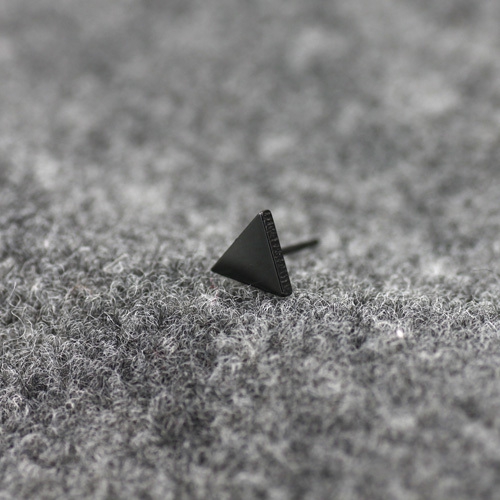 Ανδρικά σκουλαρίκια σε μαύρο και άσπρο - 15 μοντέλα