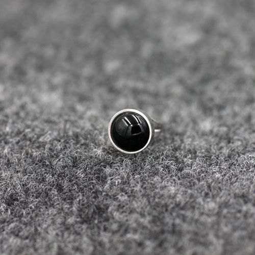 Ανδρικά σκουλαρίκια σε μαύρο και άσπρο - 15 μοντέλα