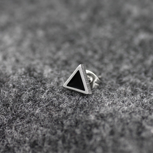 Ανδρικά σκουλαρίκια σε μαύρο και άσπρο - 15 μοντέλα