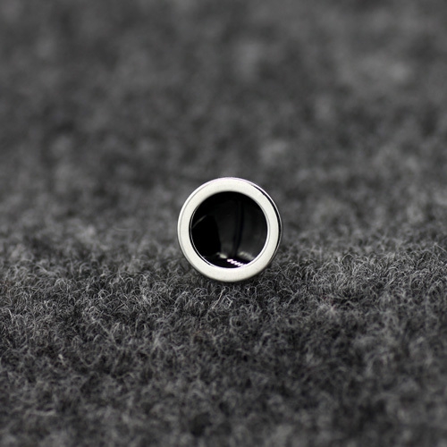 Ανδρικά σκουλαρίκια σε μαύρο και άσπρο - 15 μοντέλα