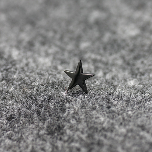 Ανδρικά σκουλαρίκια σε μαύρο και άσπρο - 15 μοντέλα