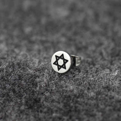 Ανδρικά σκουλαρίκια σε μαύρο και άσπρο - 15 μοντέλα