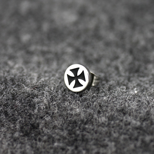 Ανδρικά σκουλαρίκια σε μαύρο και άσπρο - 15 μοντέλα