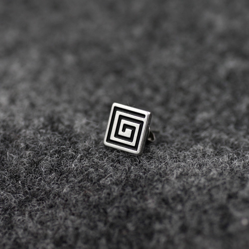 Ανδρικά σκουλαρίκια σε μαύρο και άσπρο - 15 μοντέλα