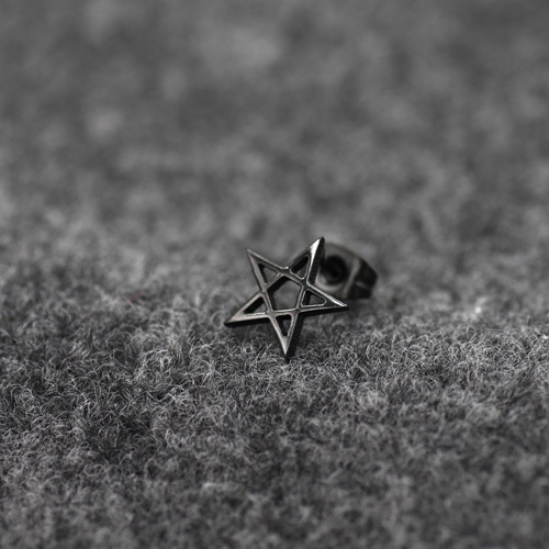 Ανδρικά σκουλαρίκια σε μαύρο και άσπρο - 15 μοντέλα