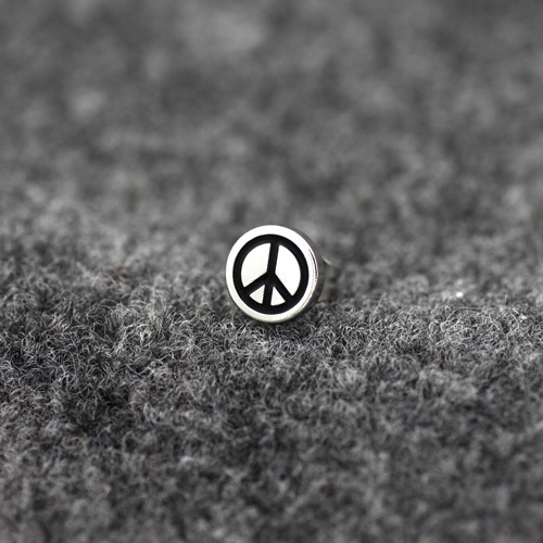 Ανδρικά σκουλαρίκια σε μαύρο και άσπρο - 15 μοντέλα