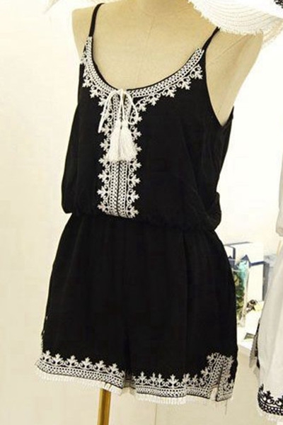 Οι γυναίκες με τιράντες, μαύρο και άσπρο