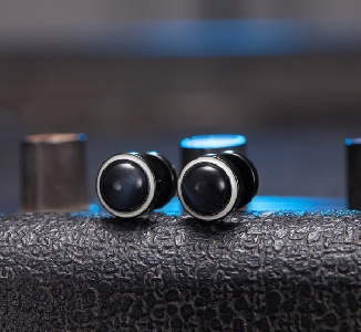 Мъжки обеци в черен цвят със син камък - 1 модел
