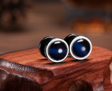 Мъжки обеци в черен цвят със син камък - 1 модел