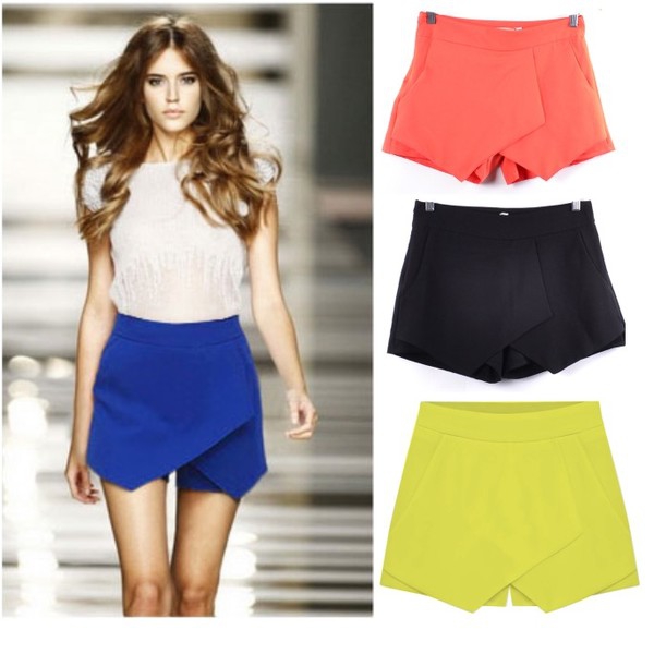 Οι γυναίκες σύντομο χρωματιστά παντελόνια