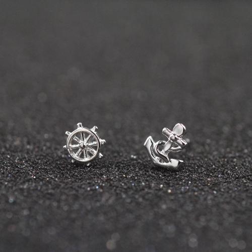 Ασημένια ανδρικά σκουλαρίκια  - φεγγάρι και τροχός 