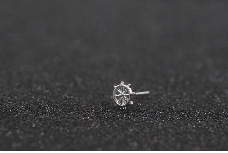 Ασημένια ανδρικά σκουλαρίκια  - φεγγάρι και τροχός 