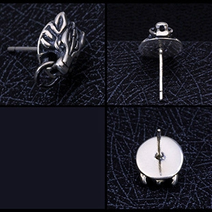 Ένα ανδρικό ασημένιο σκουλαρίκι με λύκο