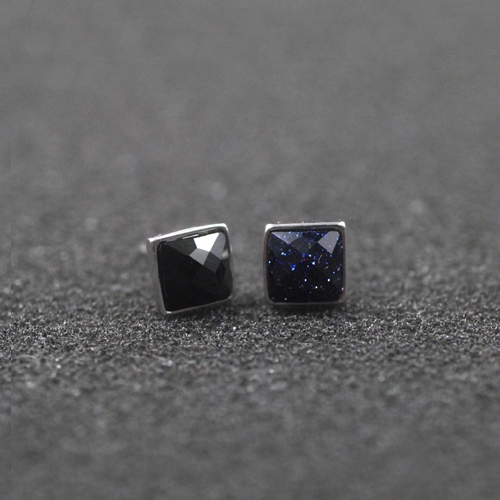 Мъжки обеци в квадратна с лилав и черен камък 