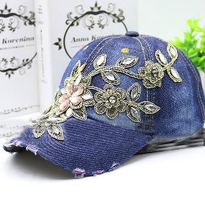 Γυναικείο καπέλο με γείσο - πέτρες κάτω από τα σχήματα του πεταλούδες και λουλούδια