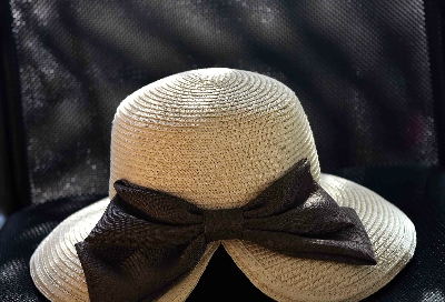 Дамска сламена шапка за плаж - в светла и тъмна гама на кафяв цвят