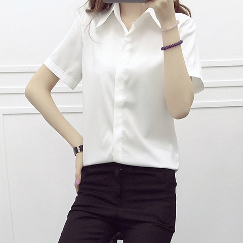 Οι γυναίκες σε άσπρο πουκάμισο με κοντά μανίκια - 1 μοντέλο