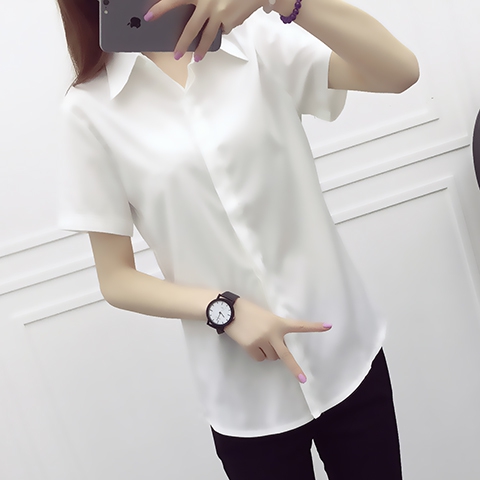 Οι γυναίκες σε άσπρο πουκάμισο με κοντά μανίκια - 1 μοντέλο