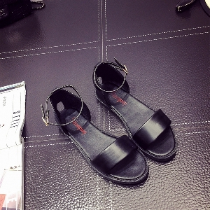 Дамски сандали в бял и черен цвят.