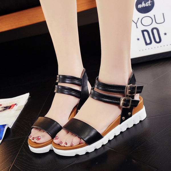 Οι γυναίκες σανδάλια σε λευκό και μαύρο.