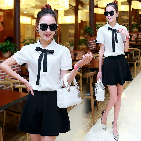 Οι γυναίκες σε άσπρο πουκάμισο με κοντά μανίκια