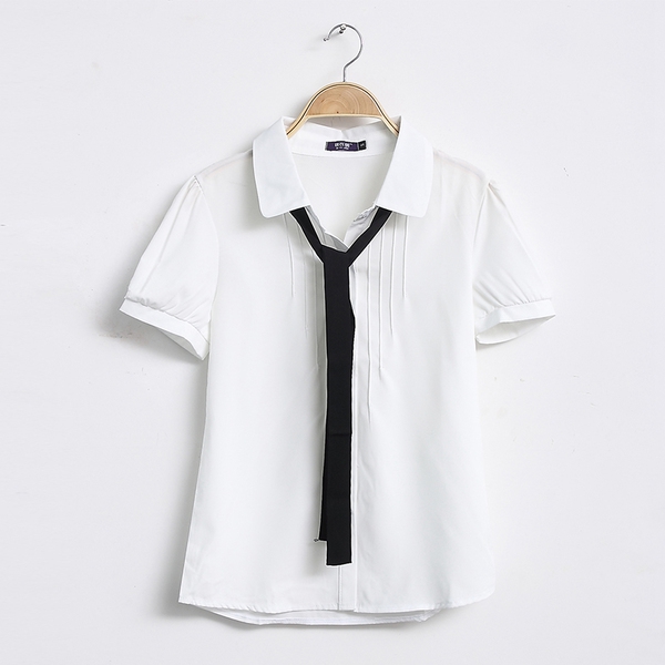 Οι γυναίκες σε άσπρο πουκάμισο με κοντά μανίκια