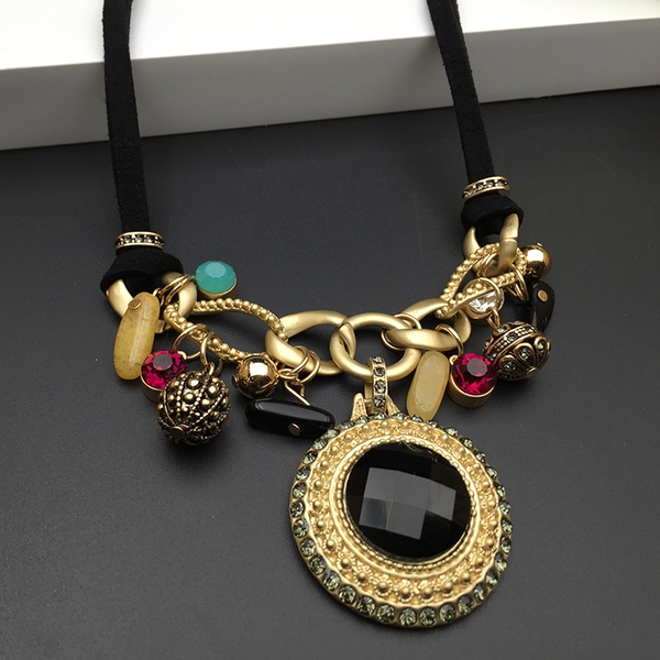 Πολύχρωμα γυναικεία περιδέραια