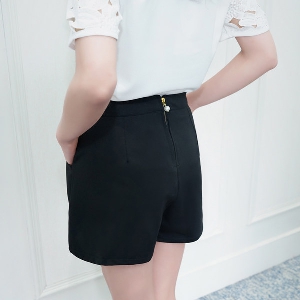 Дамски къси панталони в бял и черен цвят - 2 модела