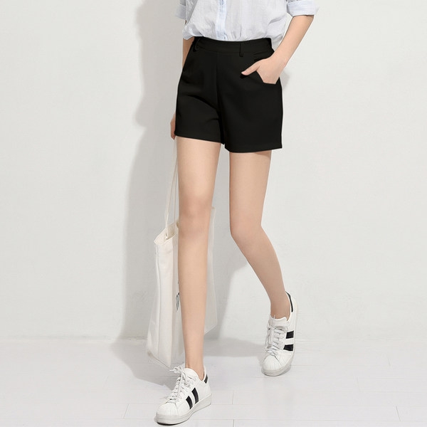 Дамски къси панталони в бял и черен цвят - 2 модела