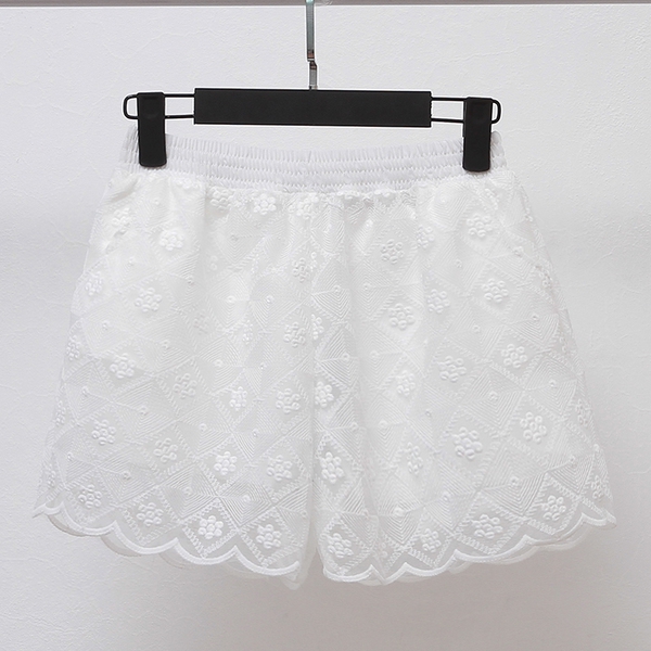 Дамски къси дантелени панталони в черен и бял цвят.