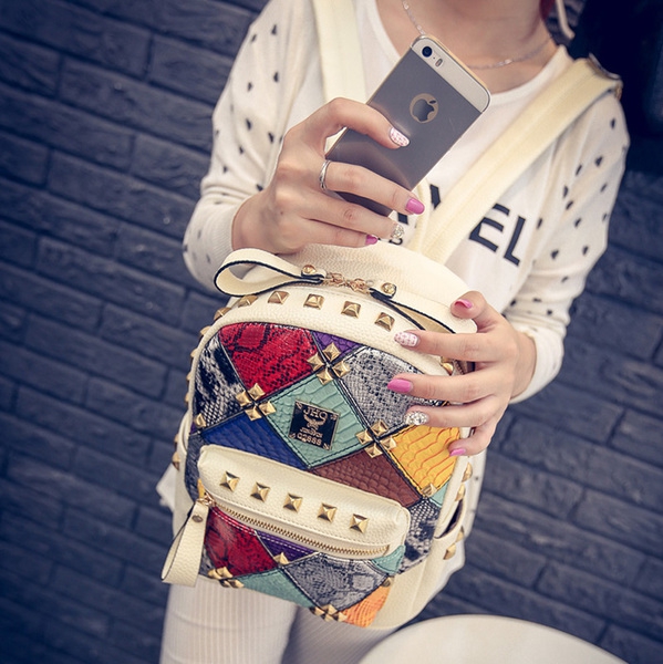 Κυρίες σακίδιο σε ριγέ χρώματα σπαρμένο με βασικά χρώματα το μαύρο και άσπρο