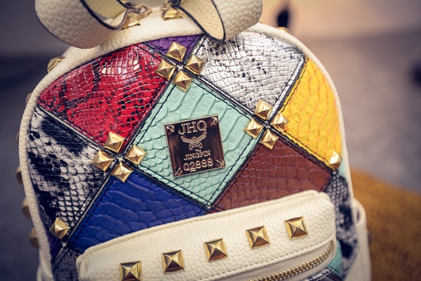 Κυρίες σακίδιο σε ριγέ χρώματα σπαρμένο με βασικά χρώματα το μαύρο και άσπρο