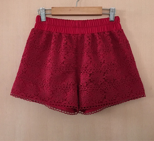 Дамски къси дантелени панталони в четири цвята.