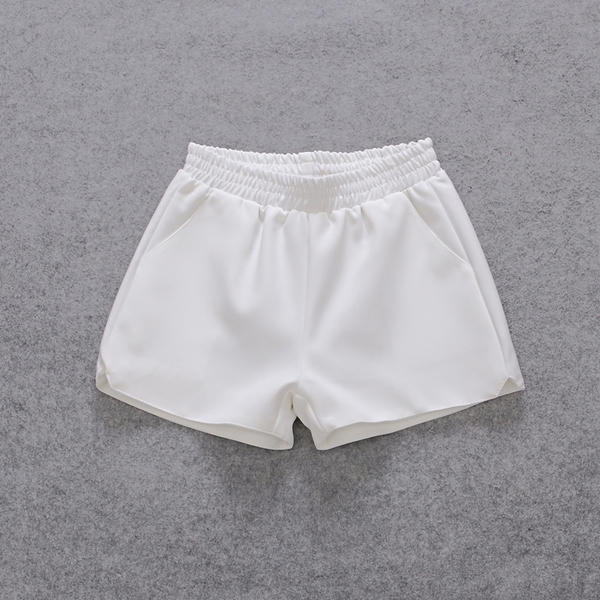 Οι γυναίκες σιφόν σορτς σε λευκό, μαύρο και κόκκινο.