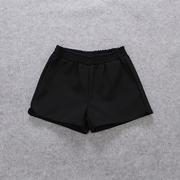 Οι γυναίκες σιφόν σορτς σε λευκό, μαύρο και κόκκινο.