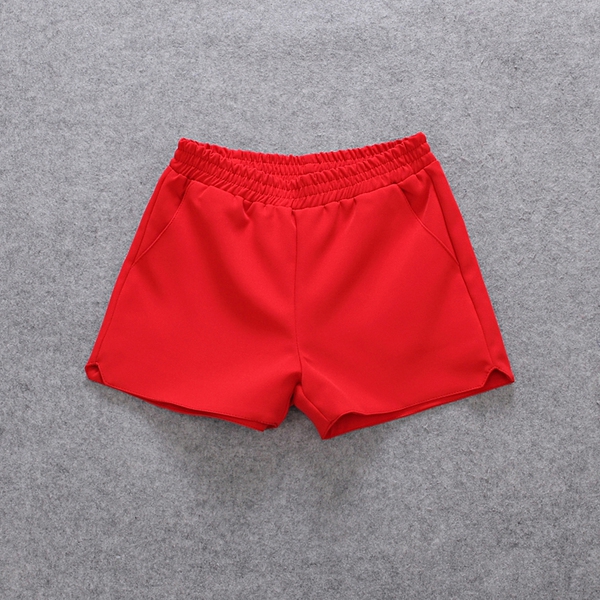 Οι γυναίκες σιφόν σορτς σε λευκό, μαύρο και κόκκινο.