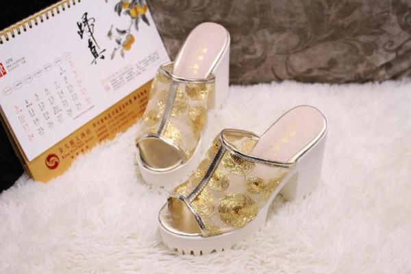 Γυναικείες παντόφλες με υψηλό χρυσό και ασημί χρώμα